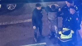 楊嫌穿著防彈衣狼狽落網。（圖／翻攝臉書桃園爆報）