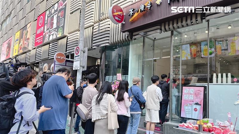 茶の魔手台北店首日人潮曝「他爆買16杯」