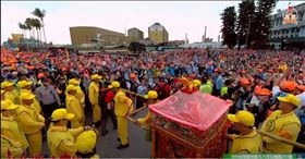 ▲雲林斗六熱情信眾，幾乎快淹沒整條馬路。（圖／白沙屯拱天宮直播畫面）