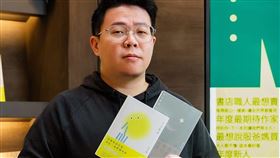 暢銷作家謝知橋今（24）天透露，對於創作者來說，讀者購買電子書給予的支持甚至比紙本書還多，雖然電子書售價普遍較低，但電子書少了很多成本，因此創作者得到的版稅更高。（圖／翻攝自謝知橋臉書）