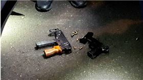 ▲楊男身上攜帶3把槍械，其中竟有7.65mm Vz.61蠍式衝鋒槍。（圖／翻攝畫面）