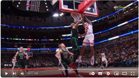 ▲公牛小將泰瑞（Dalen Terry）灌籃後掛框，結果被吹技術犯規。（圖／翻攝自Optimistic Bulls Fan YT）