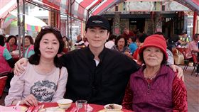 《她和她的她》李程彬（中）奪金鐘視帝回鄉辦桌謝鄉親，與母親（左）和阿嬤（右）溫馨合影（圖／東旭九翔娛樂）