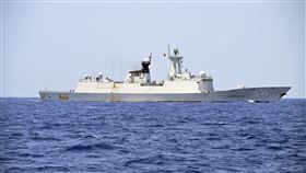 中央社直擊 中國軍艦南海尾隨菲律賓海巡船中央社記者19日在菲國海巡署巡邏艇上赴南海中業島途中，直擊中國海軍「徐州號」飛彈護衛艦盯梢尾隨菲律賓巡邏艇，距離最近時僅2.7海里。中央社特約記者Edward Bungubung攝 113年3月21日