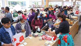 亞尼克台北內湖旗艦店開幕首日推出百人百元生乳捲活動，現場熱鬧滾滾。（圖／品牌業者提供）