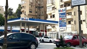 開羅市區加油站埃及政府宣布調高燃料價格，95無鉛汽油每公升漲1埃鎊，新價格為13.5埃鎊（約新台幣9.27元）。圖為開羅市區的加油站。中央社記者施婉清開羅攝  113年3月24日