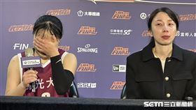 佛光大學後衛梁瑜玲迎來UBA最終戰，賽後哽咽落淚感謝教練楊淑淨用心栽培。（圖／記者蔡厚瑄攝影）