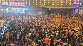 大甲媽祖24日原訂晚上8點半駐駕奉天宮，卻延遲3小時才入廟。（圖／記者游定剛拍攝）