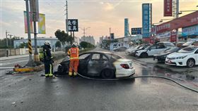 男子酒駕自撞安全島　白轎車燒成黑廢鐵　圖／桃園電子報