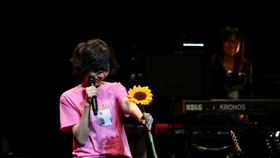 萬芳追悼鄭華娟，開唱擺3株向日葵。（圖／原點概念提供）