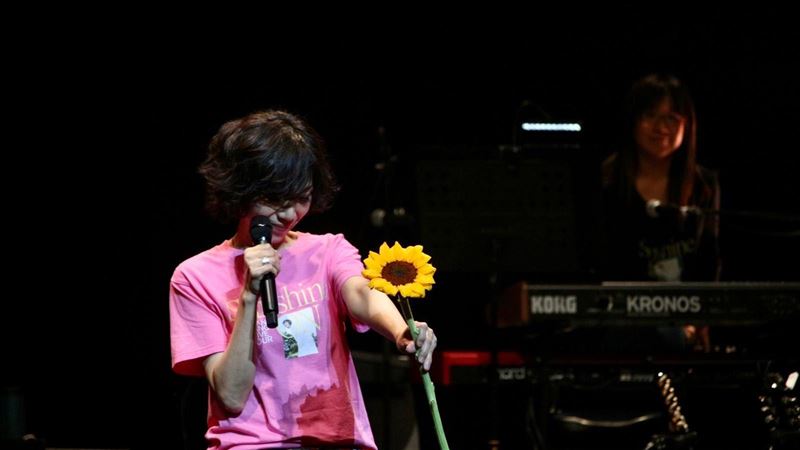萬芳不捨鄭華娟逝世！演唱會擺3株向日葵