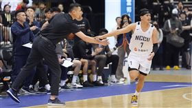 政治大學總教練陳子威與游艾喆擊掌。（圖／大專體總提供）