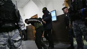 俄羅斯聯邦安全局（FSB）護送嫌犯至巴斯曼地方法院。（圖／美聯社／達志影像）