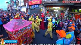 白沙屯媽祖特別停下轎子來給新婚夫妻請吃喜糖（圖／翻攝自
白沙屯媽祖網路電視台）