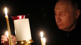 普丁，莫斯科恐攻，十字架前點燃蠟燭，哀悼（圖／路透／達志影像）