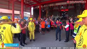 乩身激動攔轎　白沙屯媽祖急轉彎找祂敘舊（圖／翻攝自白沙屯媽祖網路電視台）