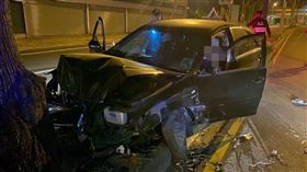 嘉義台18線20.6公里中埔鄉路段昨晚發生一起死亡車禍，一名許姓男子（48歲）開車行經該路段時，不明原因失控衝撞分隔島，又再撞上路樹，救護人員趕抵現場時，許男已無生命跡象，經送醫急救仍不治。