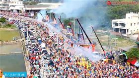 白沙屯媽祖，18台高空吊車吊炮，七彩煙火，一字排開，迎接粉紅超跑(圖／翻攝自白沙屯媽祖網路電視台YT)