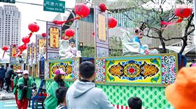 ▲桃園開漳聖王文化祭在今年請來在地國小學生扮演12花神坐上蜈蚣閣踩街遶境（圖／寶島神很大）





