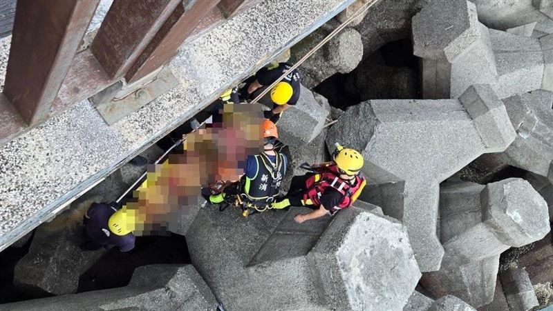 20歲女倒臥漁人碼頭消波塊上！送醫仍不治