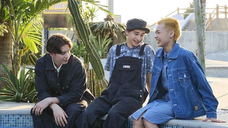 春季穿搭指南!繽紛親子、單寧復古風…