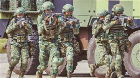 澎湖防衛指揮部一名上士被爆料夜店酒後「起乩」，還疑似捲入軍中高利貸事件。