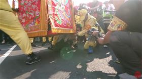 母抱1歲、戴呼吸器腦麻寶寶擠身人群，媽祖停下來找母子加持，如今孩子已平安長大5歲(圖／翻攝自白沙屯媽祖網路電台YT)