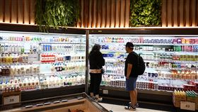 電價調漲  CPI估漲2.03%（3）朝野立委關注電價上漲是否將對物價與經濟造成衝擊。電價調整方案確定後，經行政院主計總處估算，113年消費者物價上漲率（CPI）將調升至約2.03%，與央行最新預測值2.16%差距不大。圖為台北市信義區民眾到超市採購。中央社記者翁睿坤攝  113年3月25日