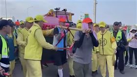 白沙屯拱天宮粉專透露，一般信徒扛神轎的機會是「可遇難求」。（圖／翻攝自白沙屯拱天宮 臉書）