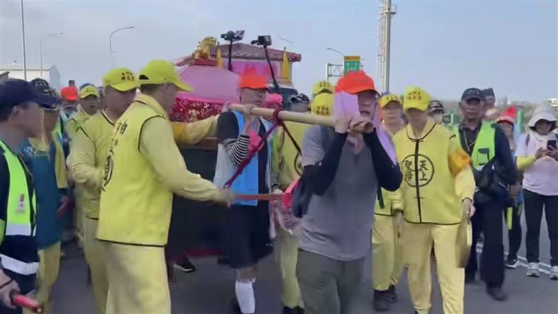 民眾也能扛粉紅超跑？白沙屯拱天宮給答案