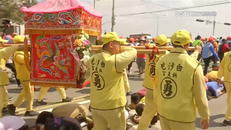最後一哩路「粉紅超跑」駐駕慈后宮明換轎