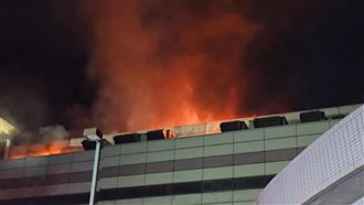 新／緯創頂樓竄火苗延燒　搶救畫面曝光