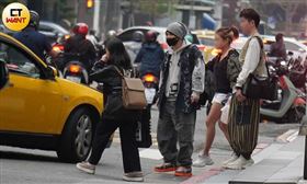 黃明志街頭遇襲　2男持木劍、雨傘追他跑