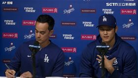 大谷翔平和新翻譯艾爾頓（Will Ireton）出席記者會。（圖／AP授權）