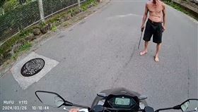 一名赤膊男持開山刀攔路。（圖／翻攝自臉書）