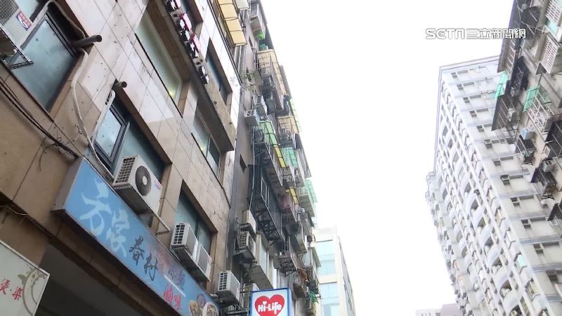 大樓牆上不斷排廢水！路邊一排機車全遭殃