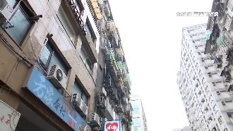 大樓牆上不斷排廢水！路邊一排機車全遭殃