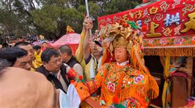 媽祖婆終於露面！徒步進香回宮到數　粉紅超跑換「8抬華麗大轎」（圖／翻攝自白沙屯媽祖網路電視台）