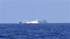 中國海警向菲律賓補給船發射強力水柱中央社記者23日與國際媒體前往仁愛暗沙，直擊中國海警與海上民兵包夾圍堵菲國海巡艇，並向菲律賓補給船多次發射強力水柱。中央社特約記者Edward Bungubung攝  113年3月26日