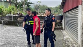 淡水裸體揮刀男身分曝光，警方倉庫查獲一把生鏽柴刀。（圖／翻攝畫面）