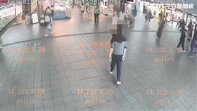 男子行經捷運台北站時持辣椒水從身後噴灑。（圖／翻攝畫面）