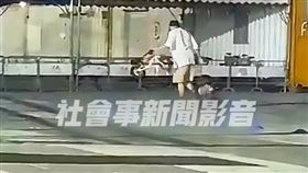 新北市一名潘姓男子24日帶5歲的兒子在新月廣場練習滑步車，過程中潘父疑對兒子強行拉扯、巴頭施暴，遭一旁民眾拍下影片上傳至網路社群，警方獲報也到現場關切。據了解，男童並無外傷，員警告誡潘男後，另協助通報兒少保護，後續將由社會局認定有無管教失當。