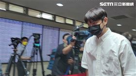 ▲宥勝繳完8萬保金後離開。（圖／記者楊佩琪攝）