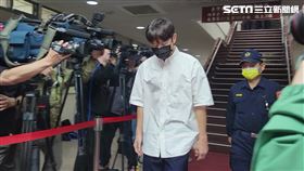 ▲宥勝繳完8萬保金後離開。（圖／記者楊佩琪攝）