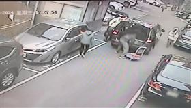 新北市中和警分局日前（20日）至林口進行常訓打靶，有員警不慎把1箱1200發空彈殼遺落在人行道上，民眾拾獲後拿到派出所報案。警方清查後，將2名負責搬運的員警記過，另外常訓教官、助教記2次申誡，督察組長也因未盡督導之責，連同記申誡1次。