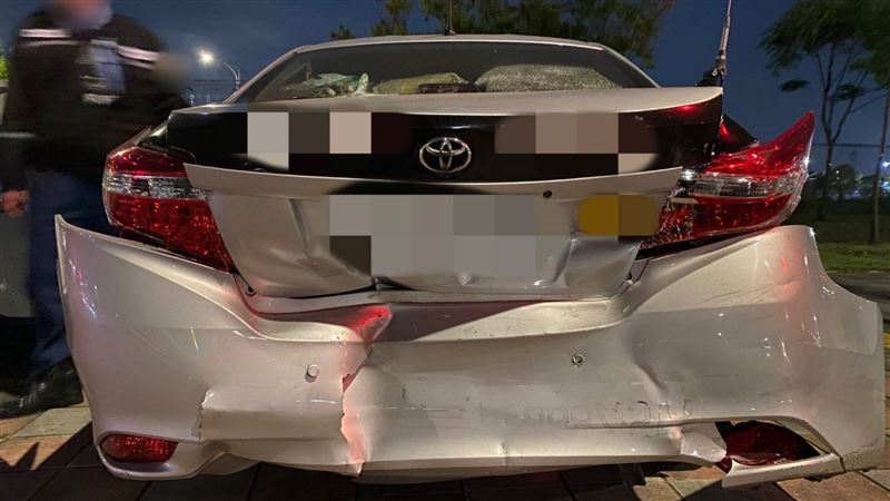 他狂閃右轉燈爽開 超衰前車下秒慘被撞