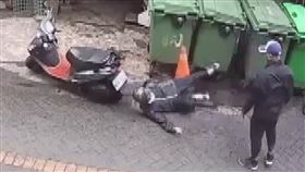 丟丟哥扭打1200
彰化,丟垃圾,攤商,市場,衝突,清潔員