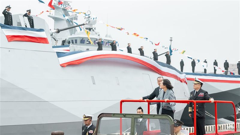 海軍沱江級安江、萬江艦交艦　小英親出席