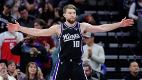▲國王沙波尼斯（Domantas Sabonis）連續第54次得分籃板雙10，寫下NBA紀錄。（圖／路透社／達志影像）