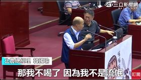 2016年時任台北市議員王世堅在議會大戰時任北農總經理韓國瑜「喝水」往事